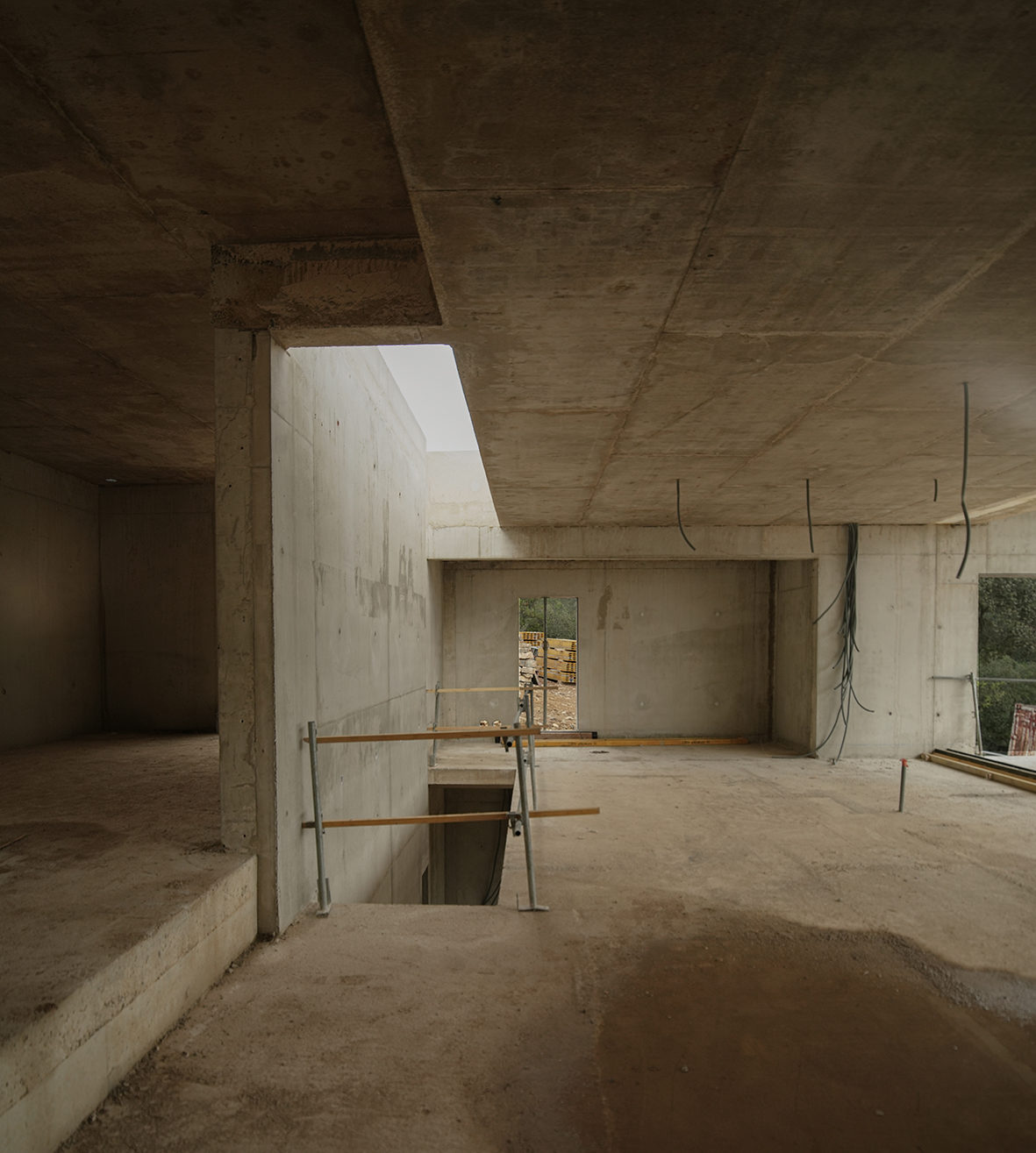 Maison 2.04 en cours de construction - lumière naturelle et béton brut