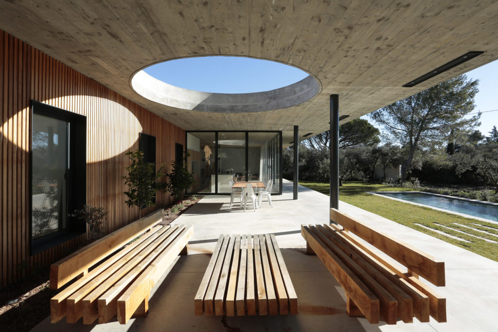 Maison d'architecte 0.82 avec une ouverture circulaire à Nîmes